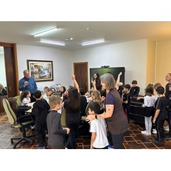 Trilhando a Cidadania crianças pertoda gestão pública municipal de Campo Largo